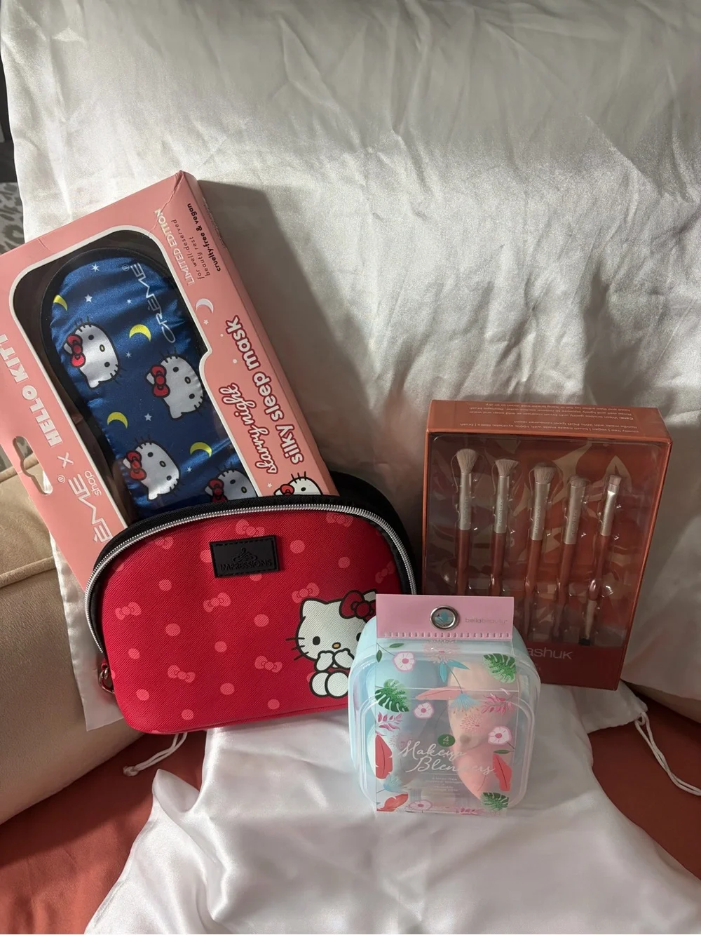NIP Hello Kitty Red and Blue Cosmetic Bag & Sleep Mask, Makeup blenders & brushe